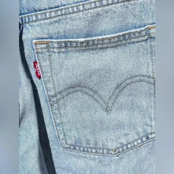 Levi Wedgie Straight Distressed Cropped Light wash Button Fly Women’s Size 26x25 - Picture 5 of 11